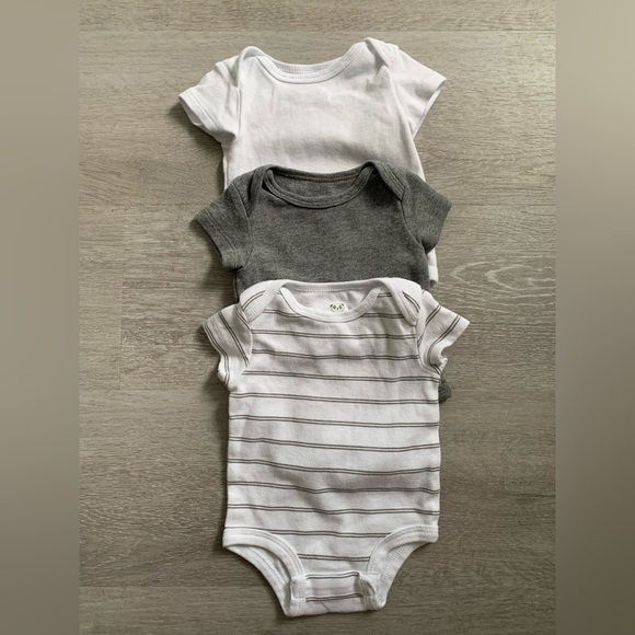 #7. Set of plain bodysuits. 3m. One white, one grey, one white with stripes. - Picture 1 of 7